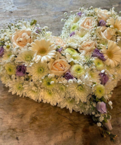 Alternative view of Cuore fiori freschi