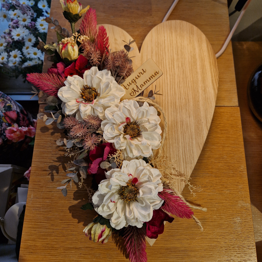 Cuore in legno decorato